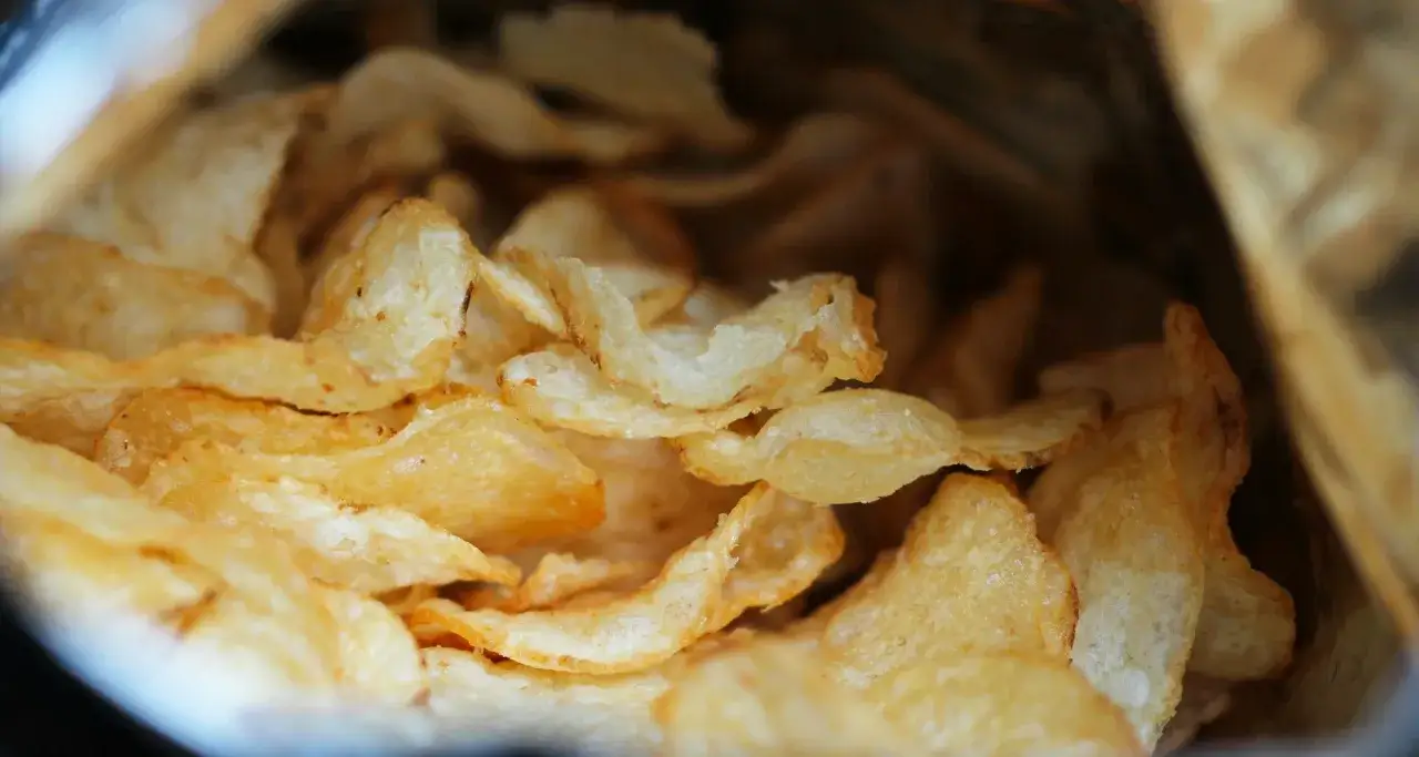 Chrupkie ziemniaczane chipsy w paczce. Czy pies może jeść chipsy? Raczej nie, te są dla ludzi.