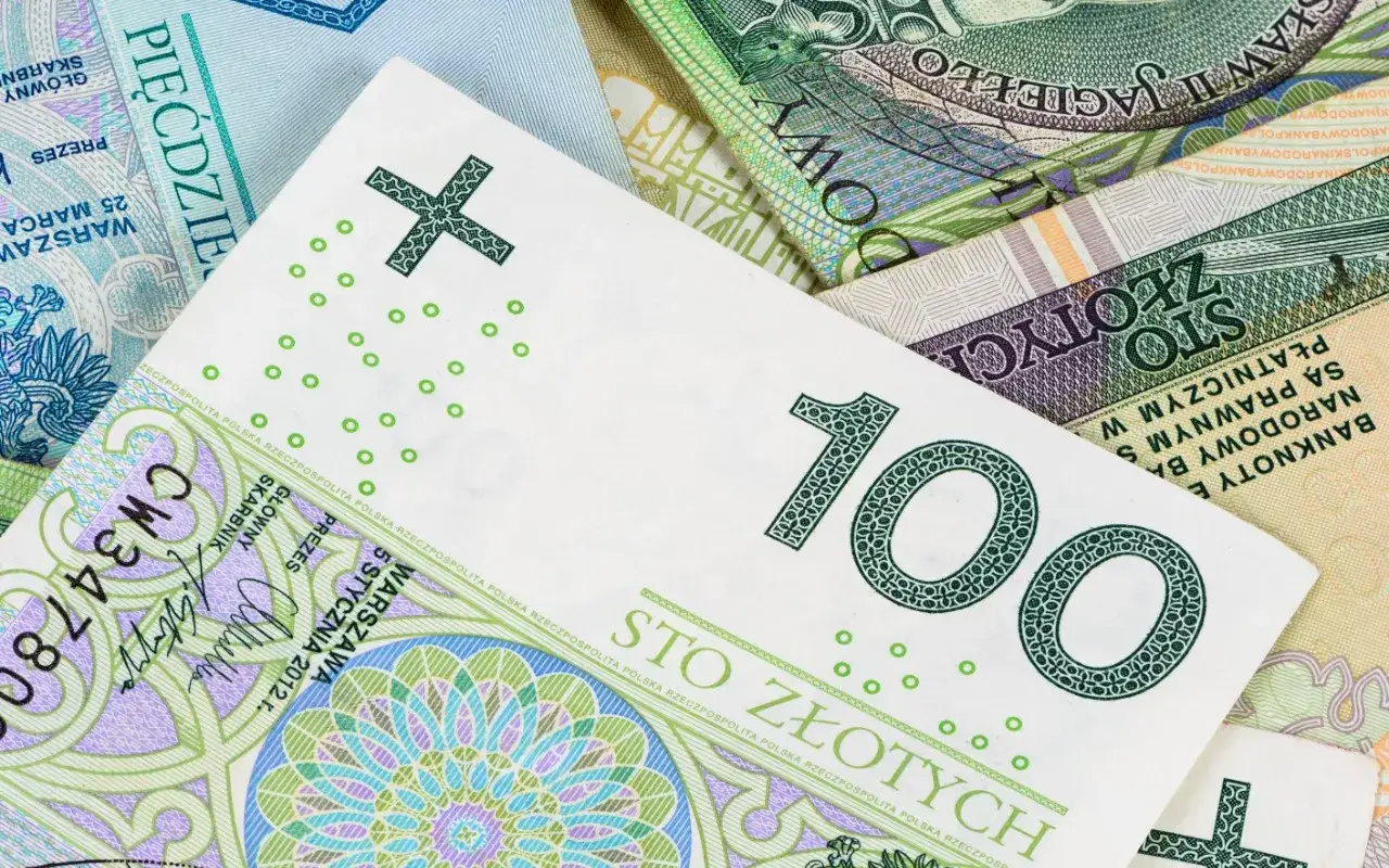 Polskie banknoty 100 zł. Właściciele mieszkań rezygnują z kaucji na rzecz ubezpieczenia, bo to wygodniejsze.