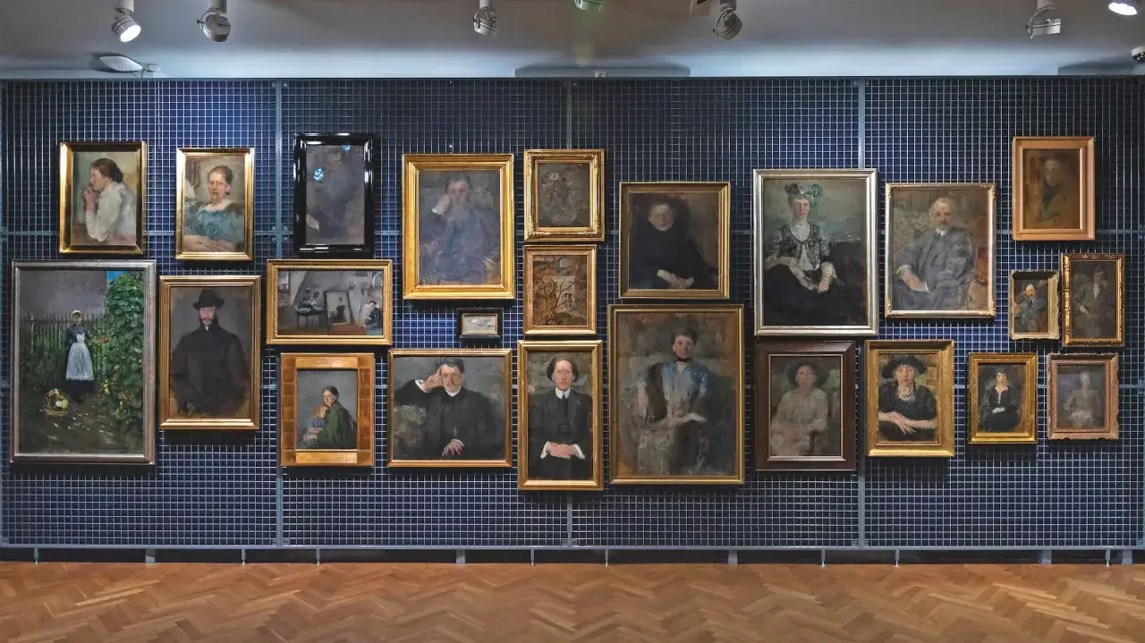 Wystawa portretów i scen rodzajowych, piękna instalacja sztuka w galerii.