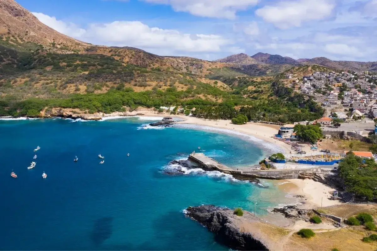 Baia di **Capo Verde**, un paradiso tropicale con acque cristalline, spiagge dorate e montagne verdi. Il momento ideale per visitarla &egrave; durante la stagione secca, da novembre ad aprile.