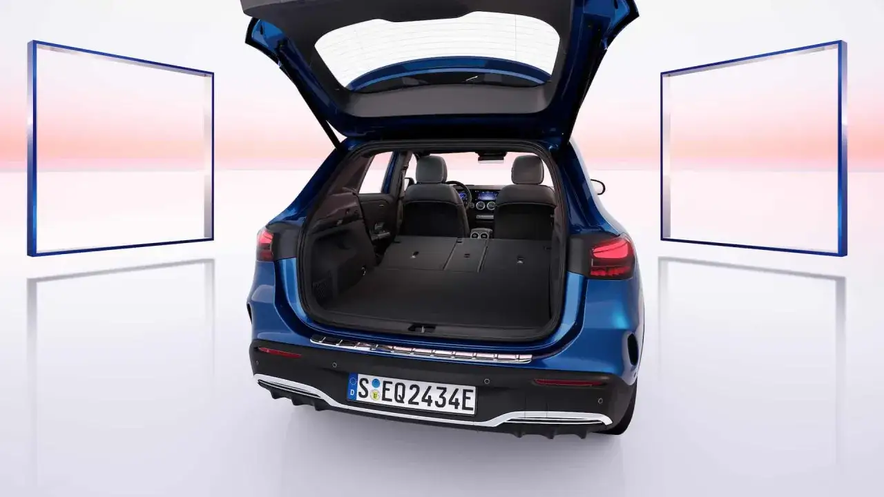 Maletero abierto del Mercedes EQA, mostrando su amplitud. Las dimensiones del Mercedes EQA son ideales para tu d&iacute;a a d&iacute;a.