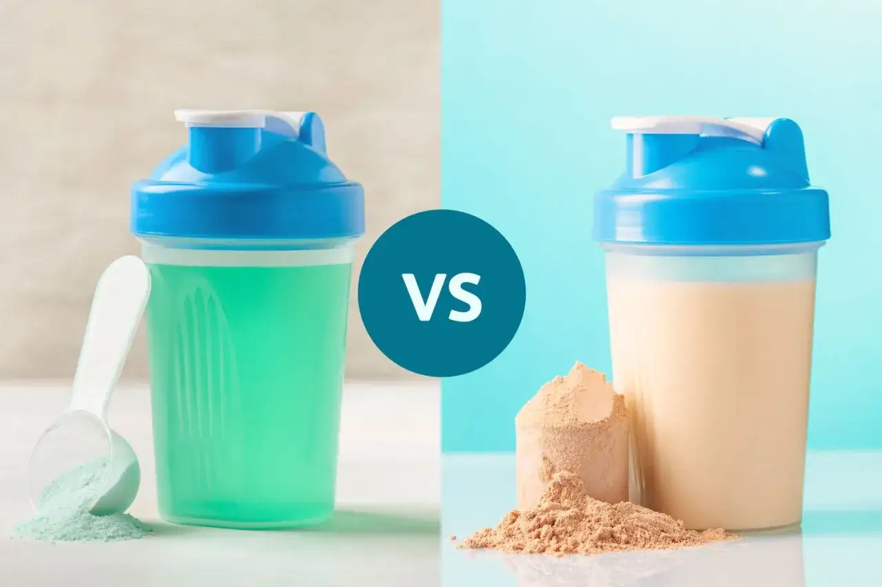 Grüner Shake mit Löffel vs. brauner Shake mit Pulver: Der Unterschied zwischen Isoclear und Whey.