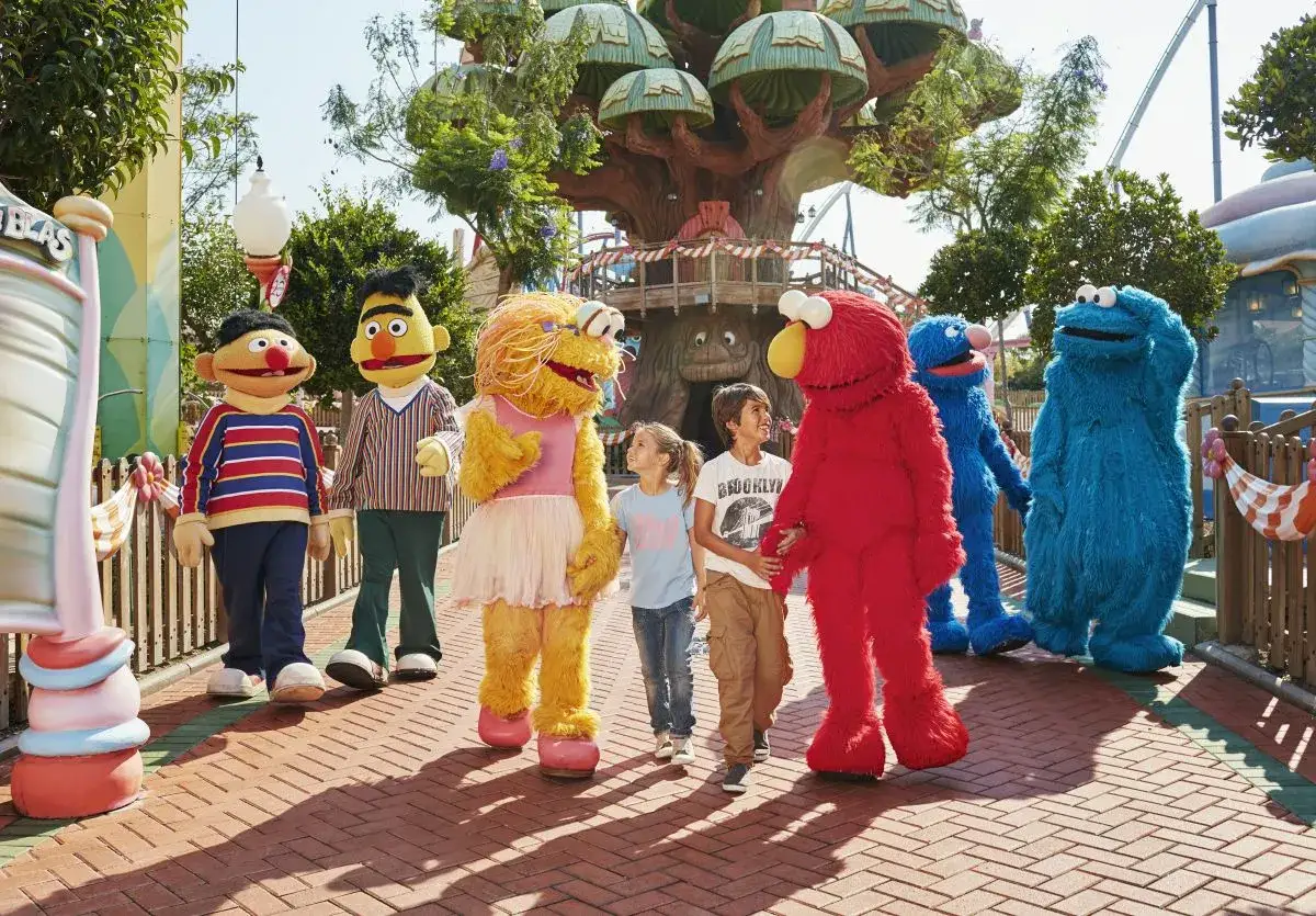 Personajes de Barrio S&eacute;samo pasean con ni&ntilde;os en PortAventura, creando un d&iacute;a m&aacute;gico para los m&aacute;s peque&ntilde;os.