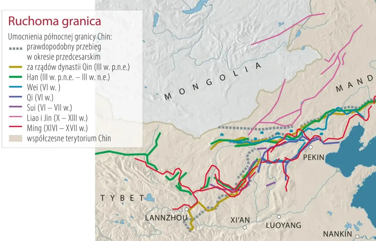 Mapa pokazuje ewolucję p&oacute;łnocnej granicy Chin, od czas&oacute;w przedcesarskich po dynastię Ming. R&oacute;żne kolory symbolizują kolejne umocnienia, ukazując ruchomy początek i koniec muru.
