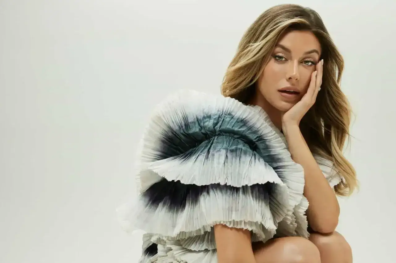 Bianca Ingrosso i en dramatisk klänning med volanger. Hennes utbildning inom mode och design syns i valet av kläder.