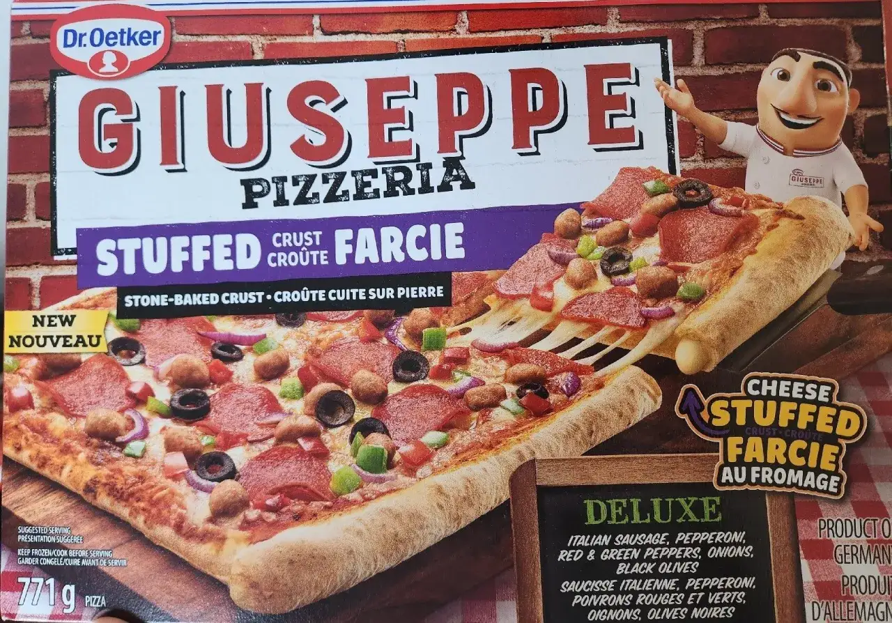 Pizza Giuseppe Deluxe z serem w cieście, pepperoni, kiełbasą i warzywami. Czy pizza Giuseppe jest zdrowa? Zależy od składnik&oacute;w i ilości.