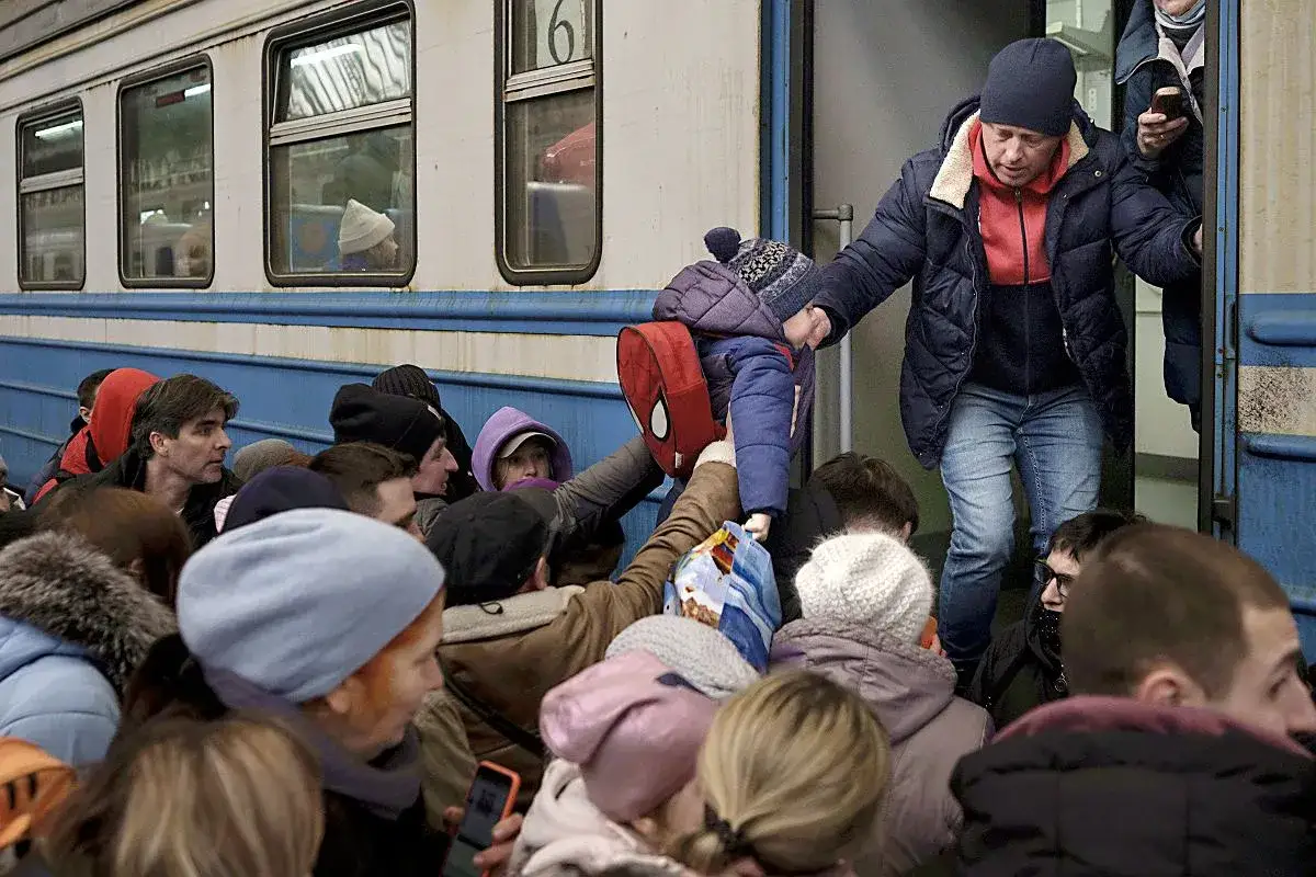 Ludzie wsiadają do pociągu, by uciec przed wojną. Dziecko z plecakiem Spider-Mana jest podawane do środka. Czy jest bezpiecznie we Lwowie?