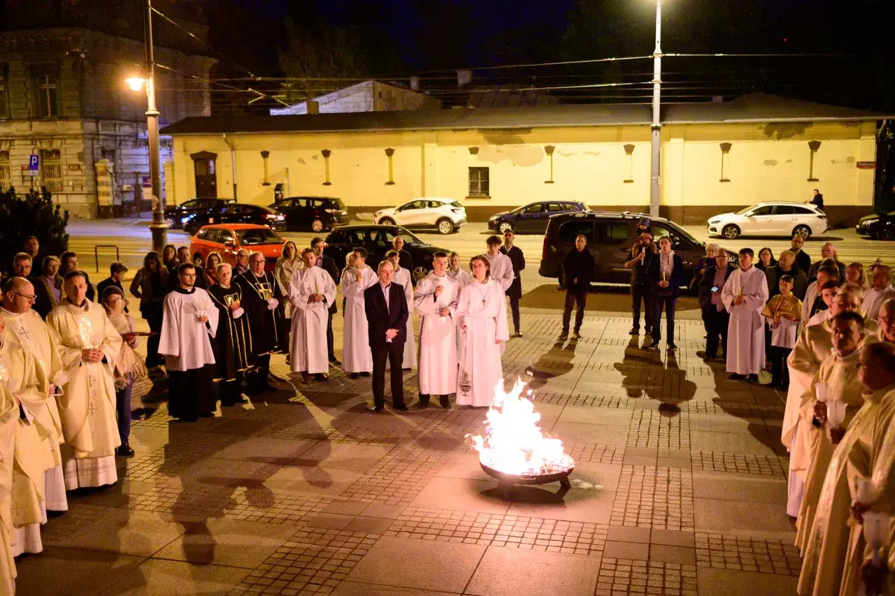 Wielka Sobota: procesja z ogniem przed kościołem. Długość mszy w Wielką Sobotę zależy od parafii, ale zazwyczaj trwa ok. 1,5-2 godzin.