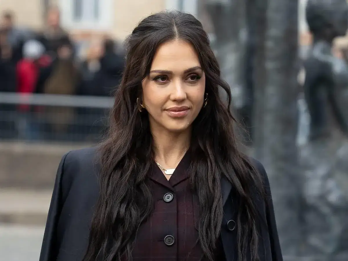 Jessica Alba w luźnych falach i częściowo upiętych włosach, idealne fryzury dla twarzy pociągłej szczupłej.