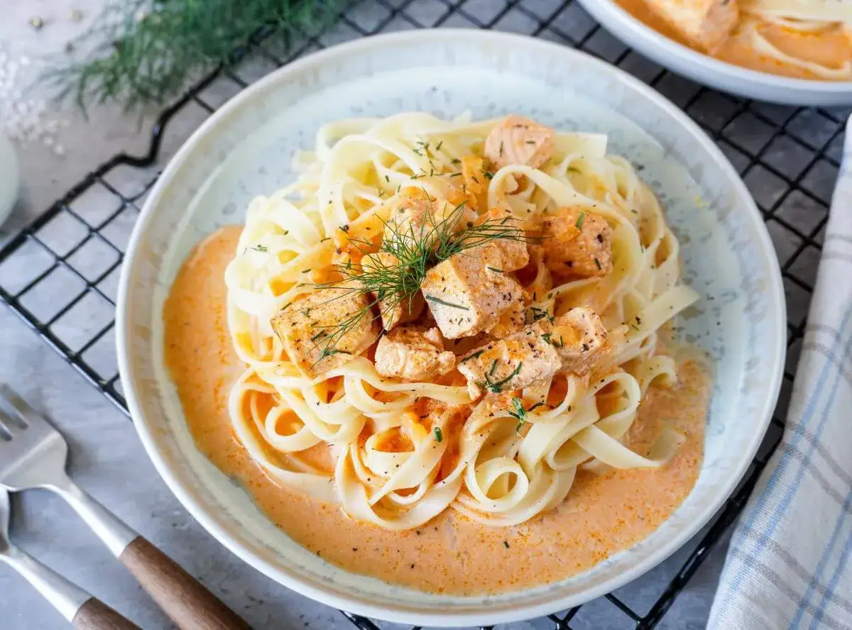 Tagliatelle mit saftigen Lachs-W&uuml;rfeln in cremiger Lachs Sahne Sauce, garniert mit frischem Dill. Ein Genuss!