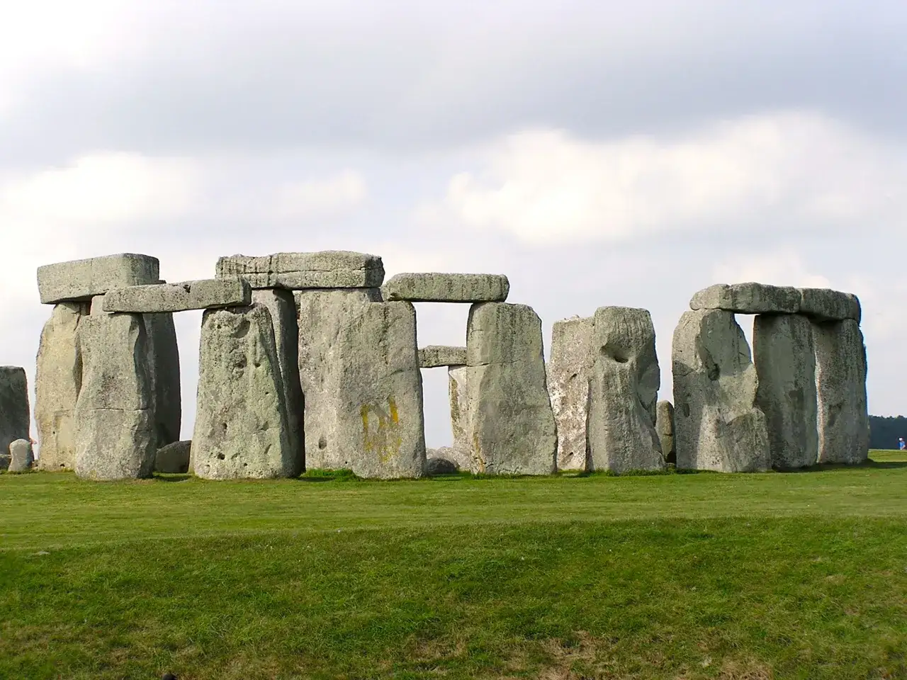 Stonehenge co to? Monumentalne kamienie stojące na zielonej łące, budzące pytania o ich pochodzenie i cel.