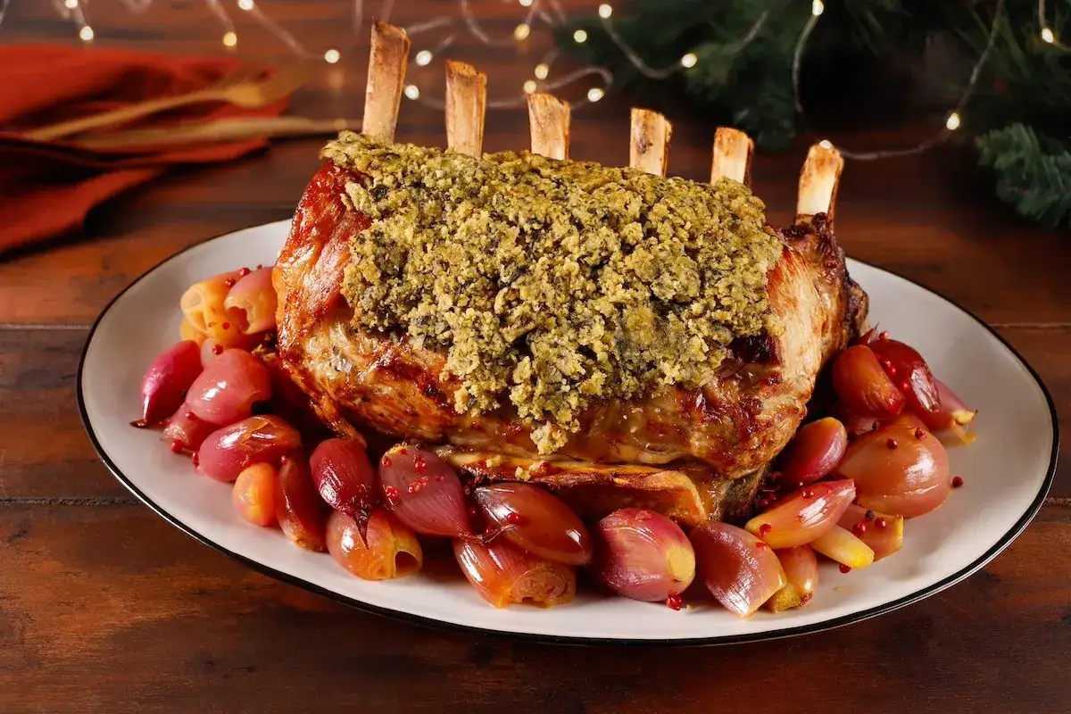 Arrosto di maiale con crosta croccante e cipolline caramellate, un'idea per secondi natalizi sfiziosi.