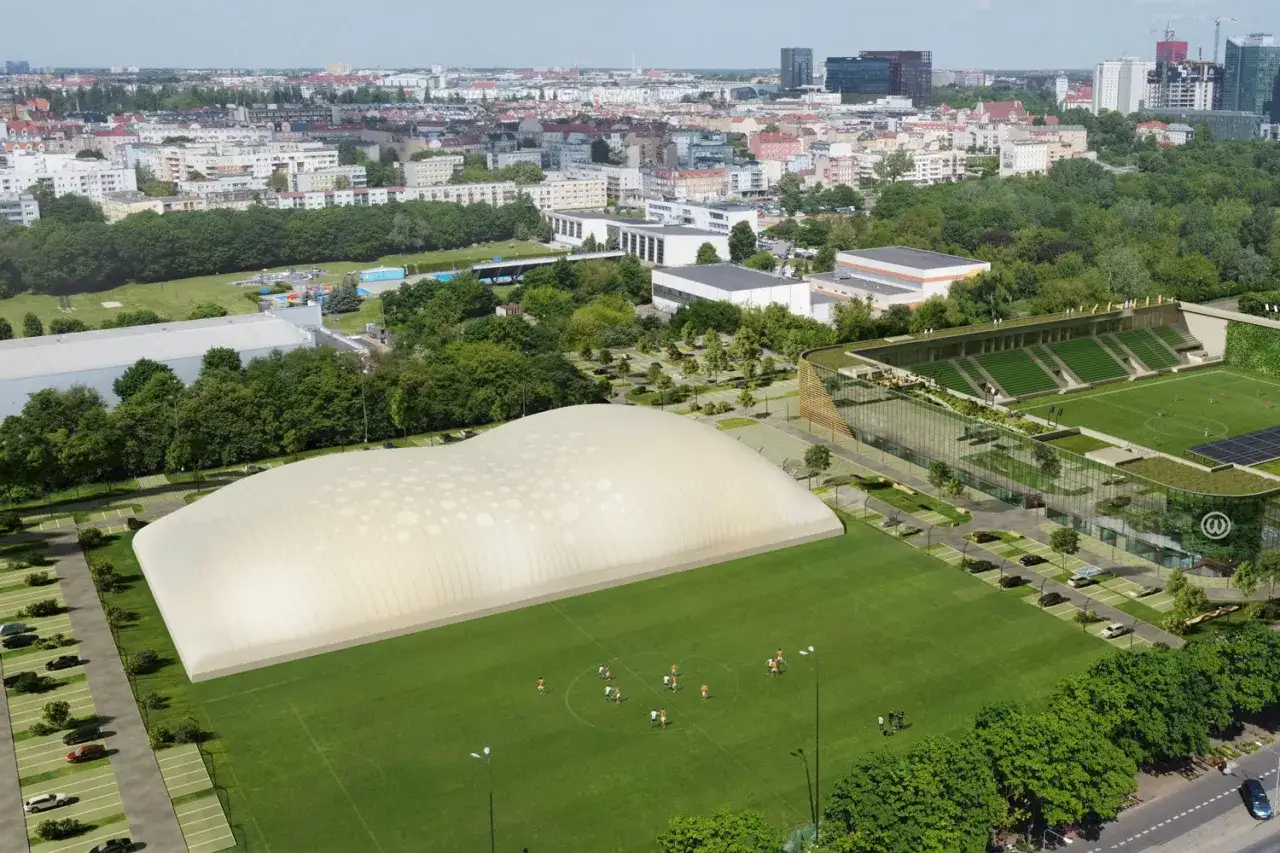 Nowoczesny kompleks sportowy z balonem pneumatycznym i trybunami stadionu Warta Poznań.