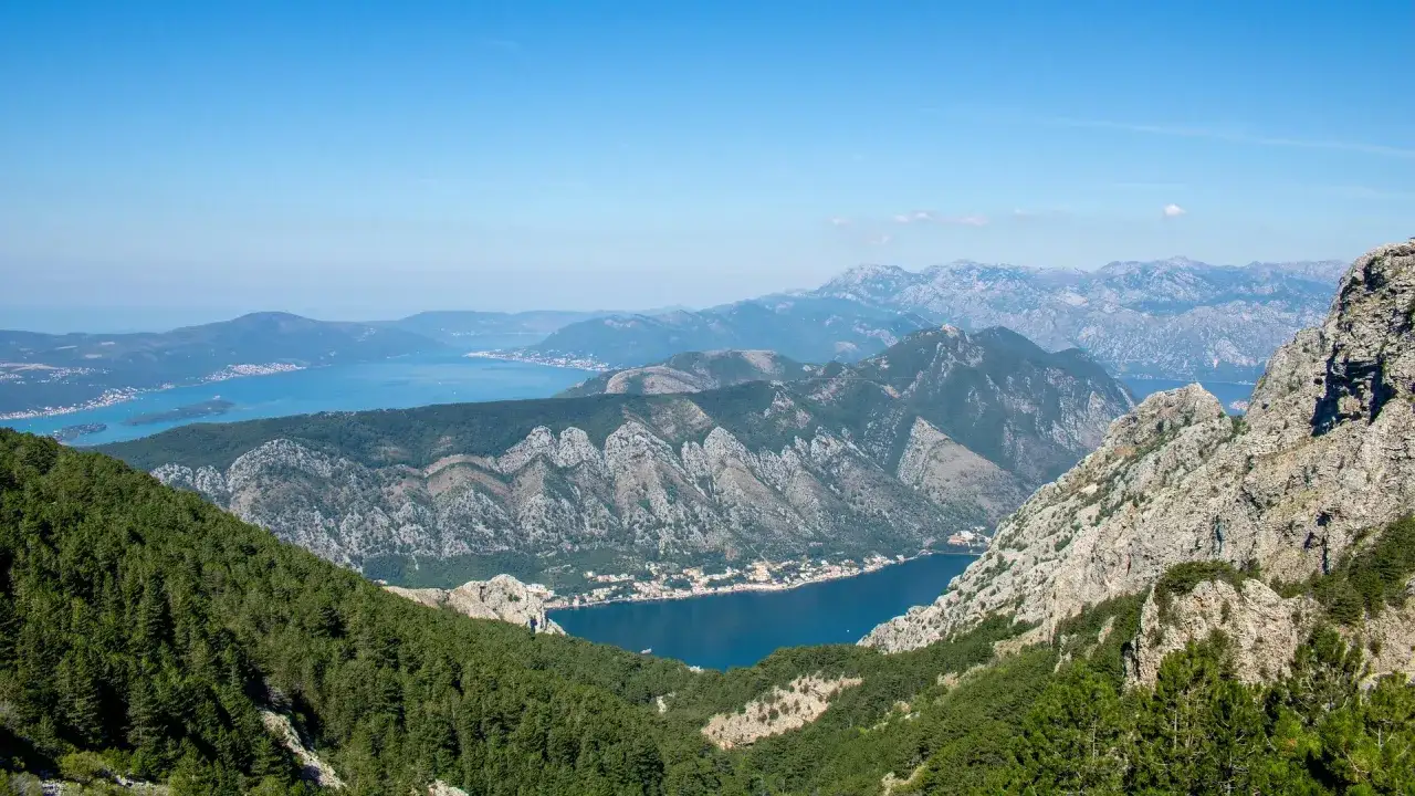 Atemberaubender Blick auf die Bucht von Kotor, ideal für Montenegro Backpacking. Berge, Meer und grüne Wälder.