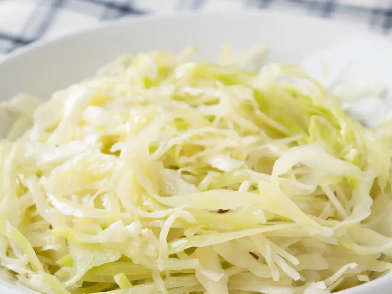 Schüssel mit frisch zubereitetem Krautsalat, perfekt für ein einfaches Krautsalat Rezept.