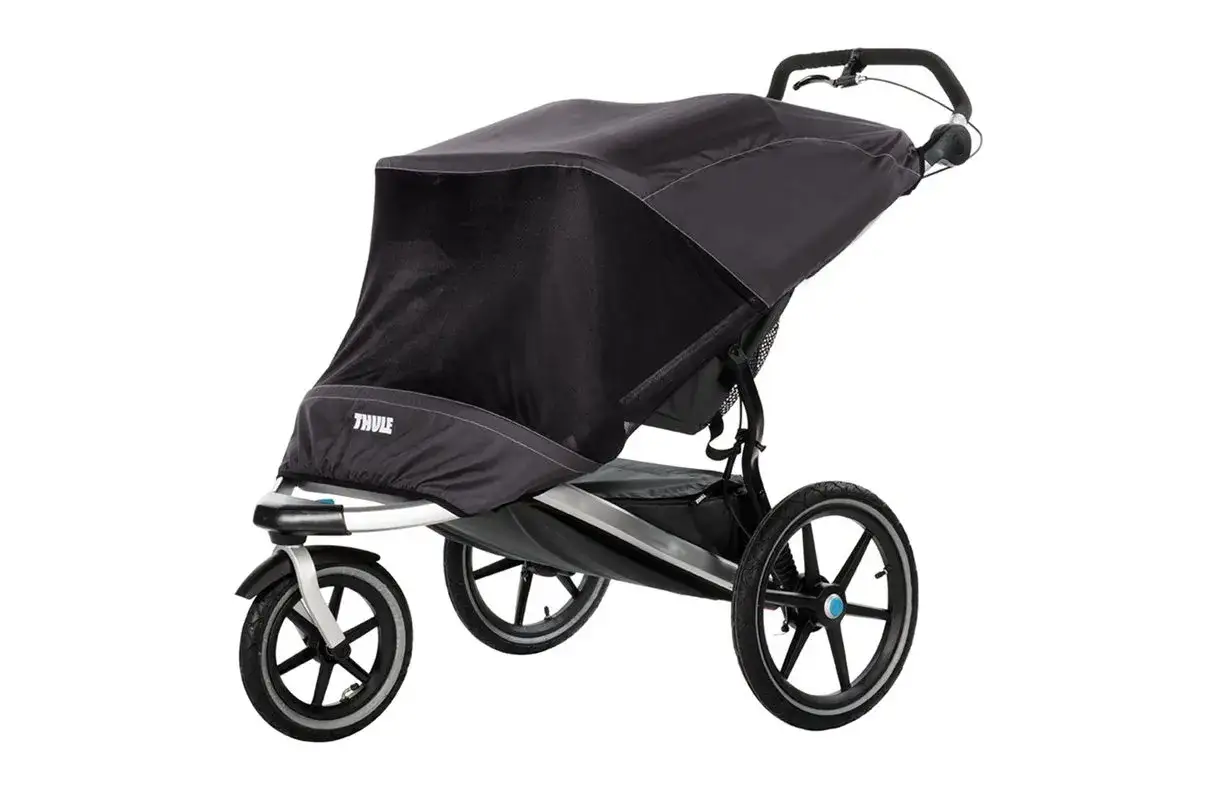 En svart Thule Urban Glide 2 Double barnvagn med tre hjul och solskydd. Perfekt för aktiva föräldrar.