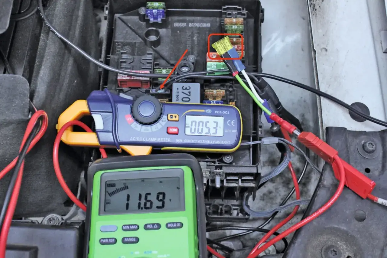 Fehlersuche: Benzinpumpenrelais defekt Symptome? Messung am Sicherungskasten mit Multimeter und Strommesszange.