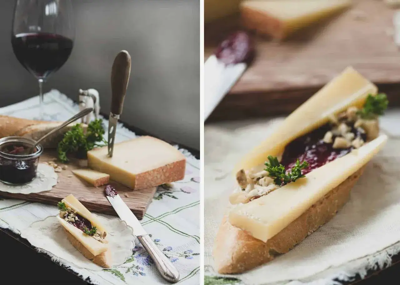 Käsebrot mit Zwiebelmarmelade einfach zubereitet. Ein Glas Rotwein und frisches Baguette runden den Genuss ab.