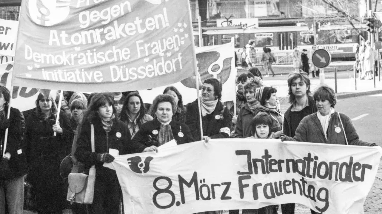 Frauen der feministischen Bewegung demonstrieren am 8. M&auml;rz f&uuml;r den Frauentag und gegen Atomraketen.