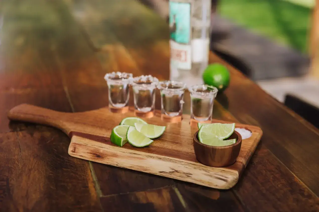 Idealny zestaw do degustacji: cztery kieliszki z solą, limonki i butelka tequili. Tak podawać tequilę, by poczuć smak Meksyku.