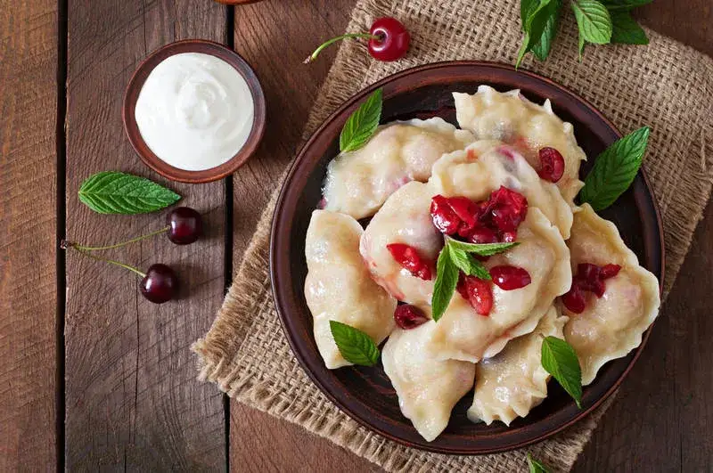bezglutenowe pierogi na talerzu