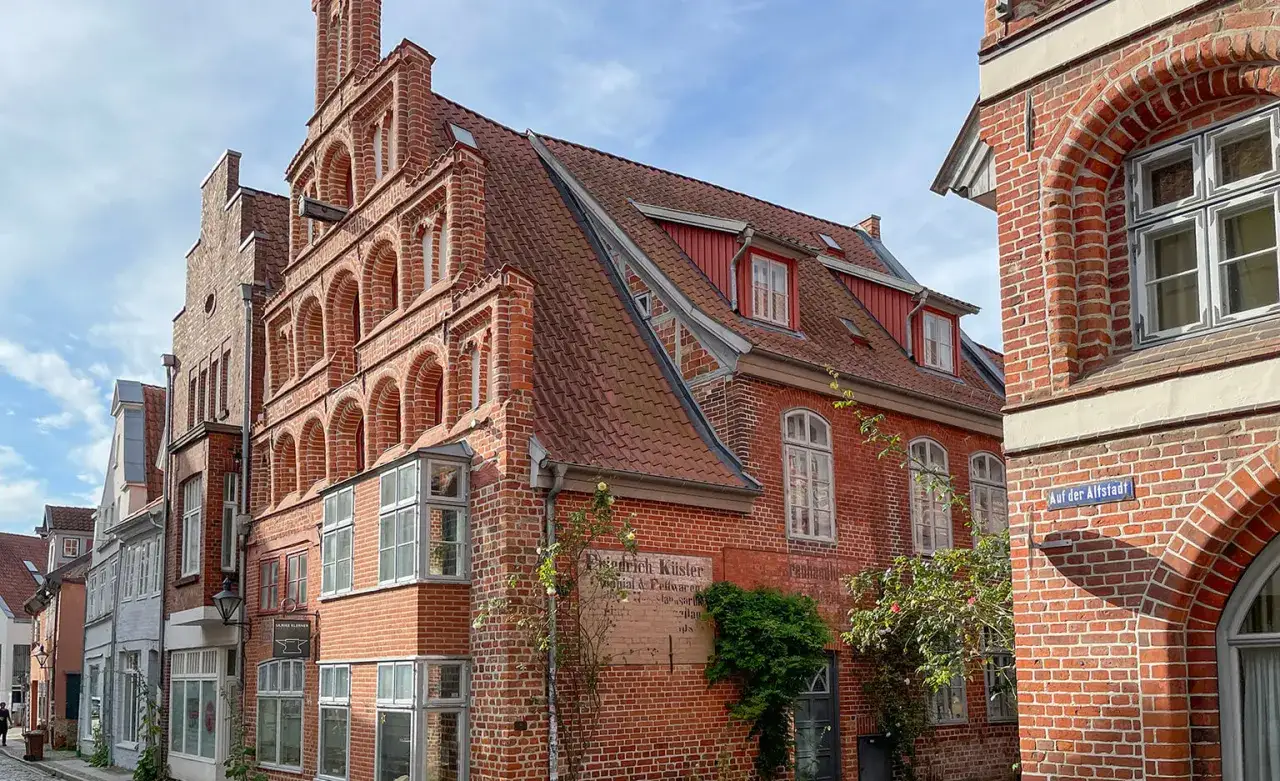 Historische Backsteingeb&auml;ude mit Giebeln und B&ouml;gen. Perfekt f&uuml;r kostenlose Stadtf&uuml;hrungen, um die Architektur zu entdecken.