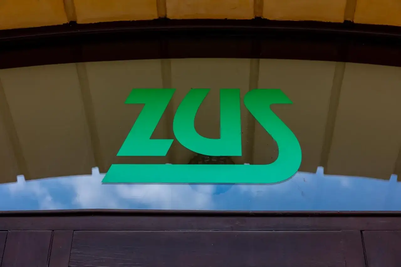 Zielone logo ZUS na szybie. To miejsce, gdzie zaczyna się budowanie kapitału początkowego dla przyszłości.