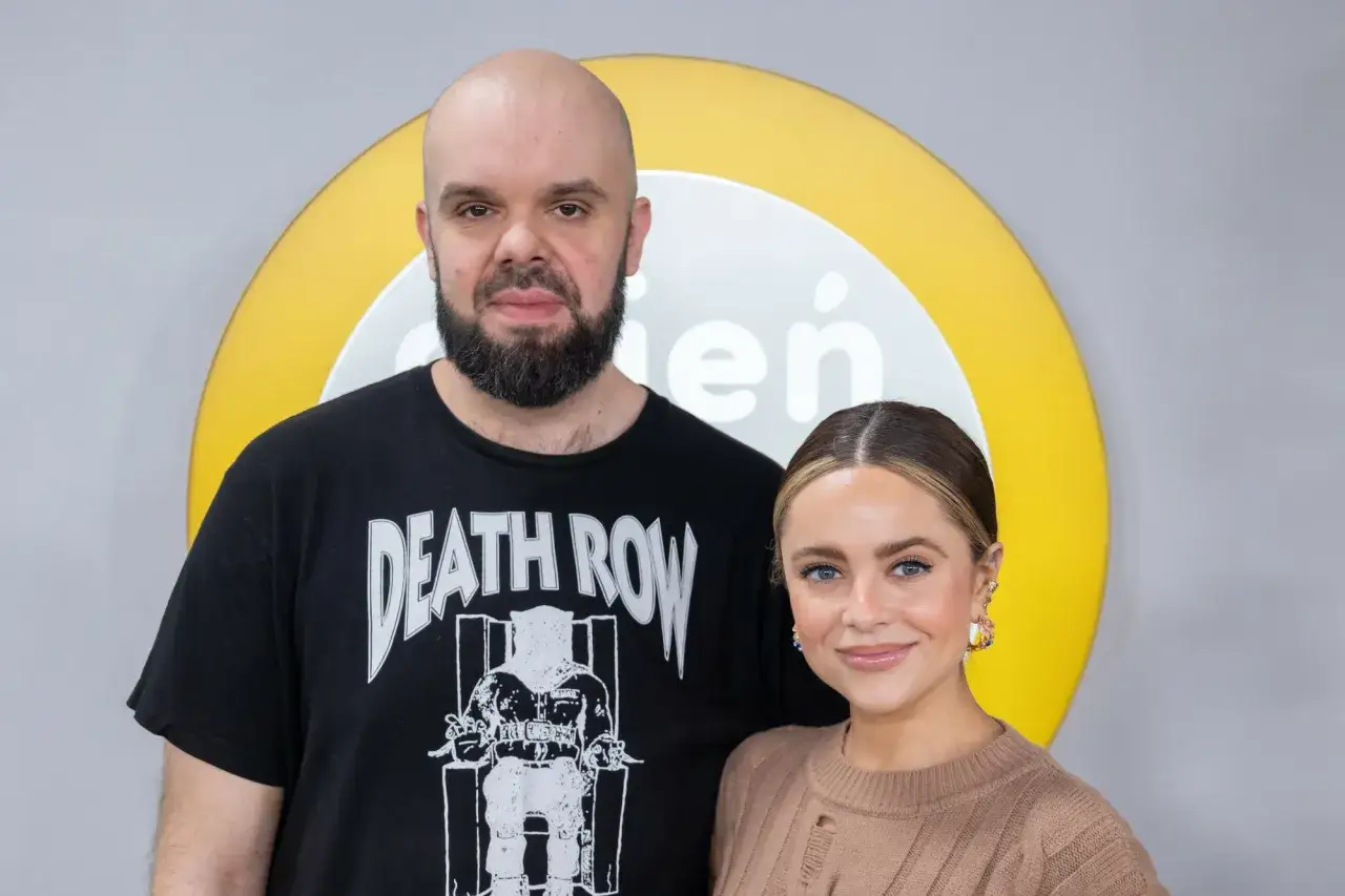 Gabi Drzewiecka z partnerem, w studiu telewizyjnym.