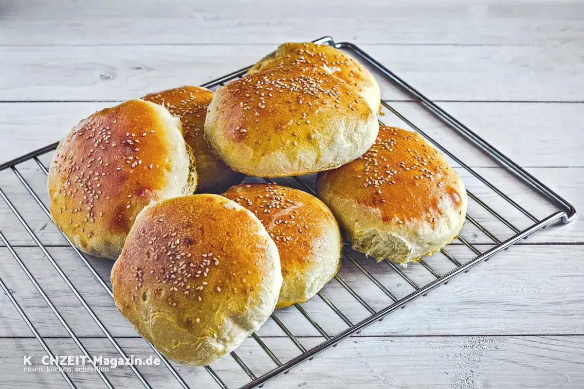 Frisch gebackene Burger Buns mit Sesam, perfekt für dein nächstes Burger-Rezept.