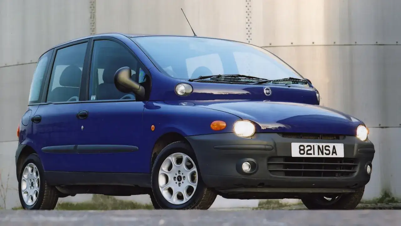 Niebieski Fiat Multipla, często uznawany za najbrzydsze auto na świecie, z charakterystycznym, szerokim przodem i nietypowym kształtem.