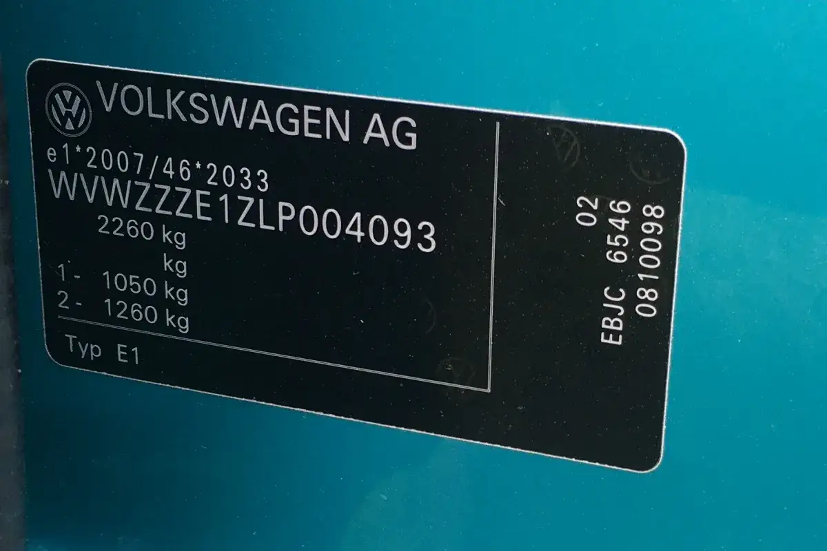 Naklejka Volkswagen z numerem VIN: WVWZZZE1ZLP004093. Znajdziesz tu numer OEM po VIN, datę produkcji i dane techniczne pojazdu.