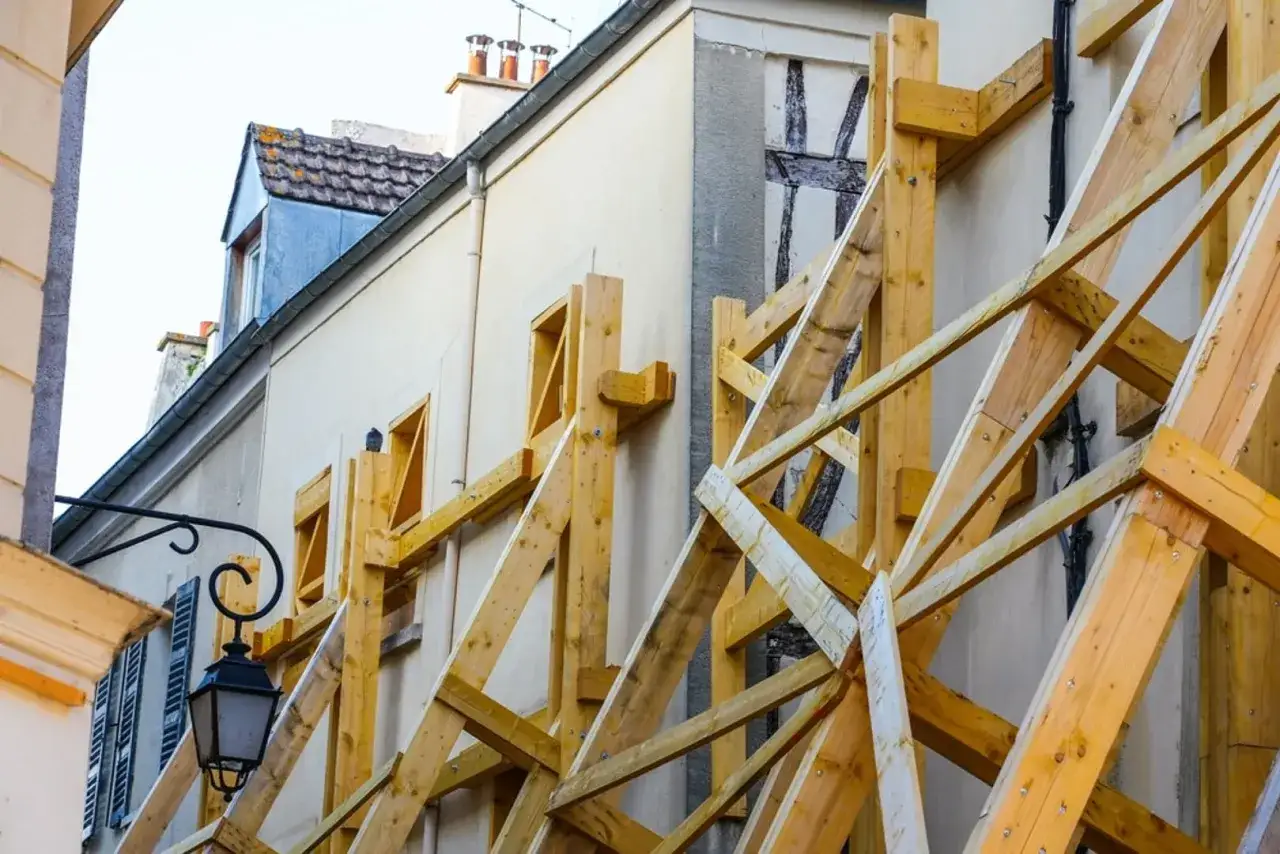 Estructura de madera para apuntalar una fachada, un ejemplo de apeo que significa soporte y seguridad.