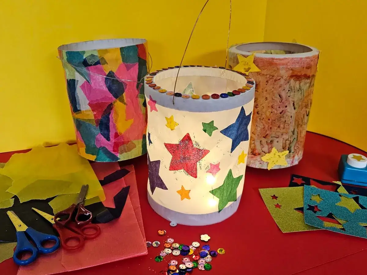 Bunte Laternen, die zum **st Martin Laterne basteln Vorlage** einladen. Bunte Sterne und Glitzer zieren die selbstgemachten Lichter.