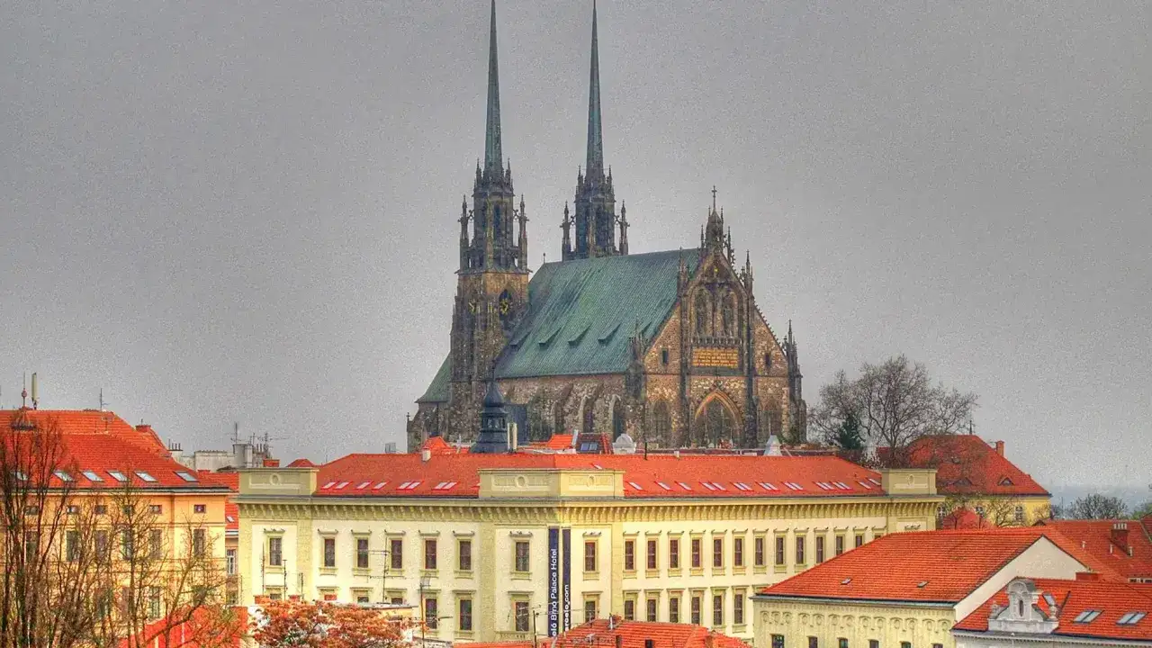Impresionante vista de la Catedral de San Pedro y San Pablo, un lugar clave que ver en Brno, con edificios históricos y tejados rojos.