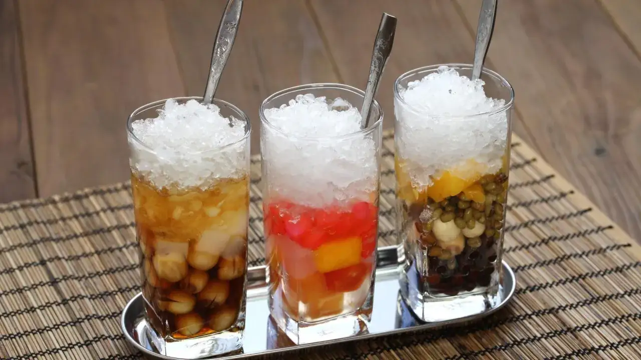 Drei Gl&auml;ser mit Eis und bunten Zutaten, typisch f&uuml;r che vietnam. Erfrischende S&uuml;&szlig;speisen.