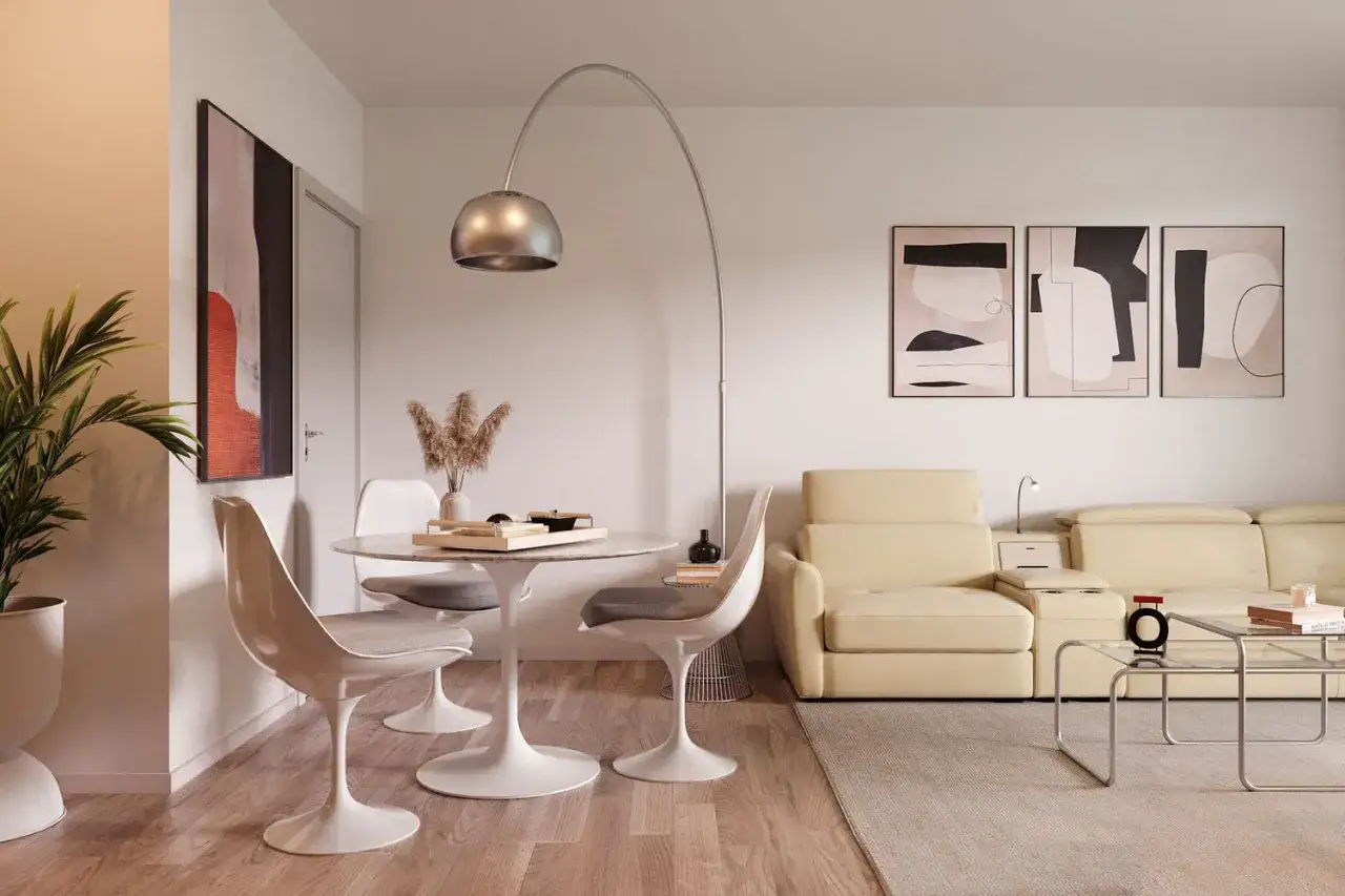 Un salón moderno con un sofá beige, mesa de centro de cristal y **lámparas de pie grandes** arqueadas sobre una mesa redonda.