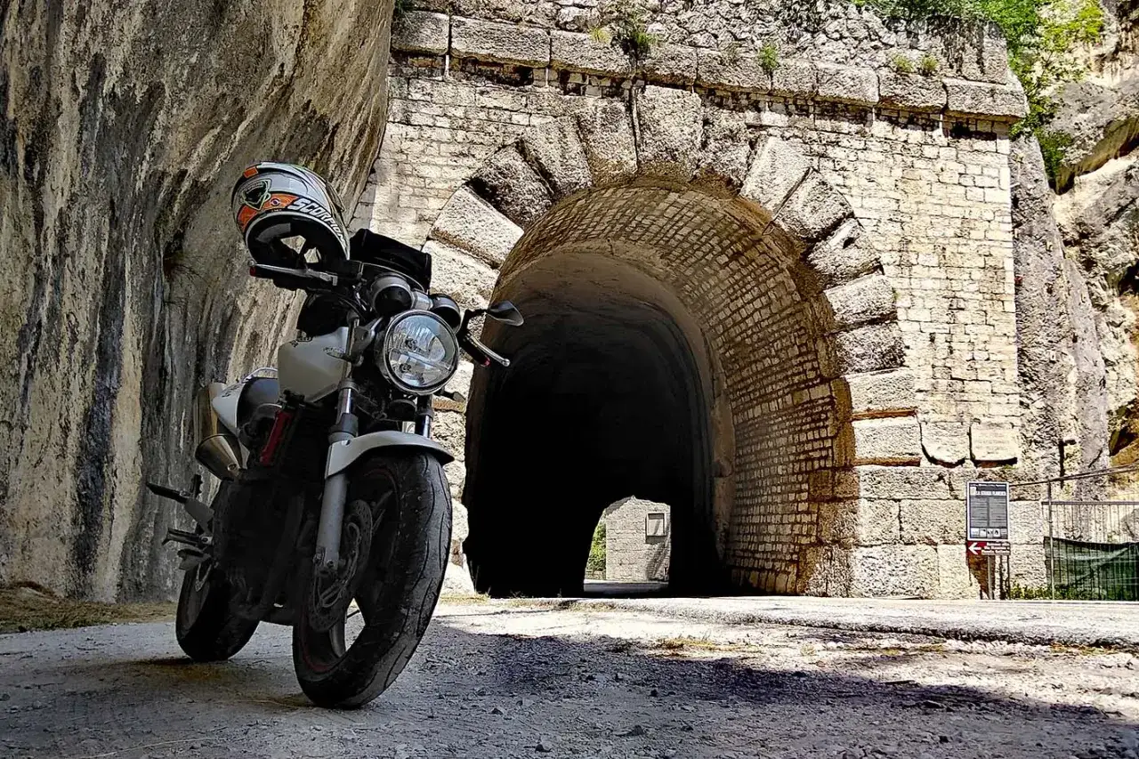 Moto parcheggiata all'imbocco delle Gole del Furlo, pronta per l'avventura.