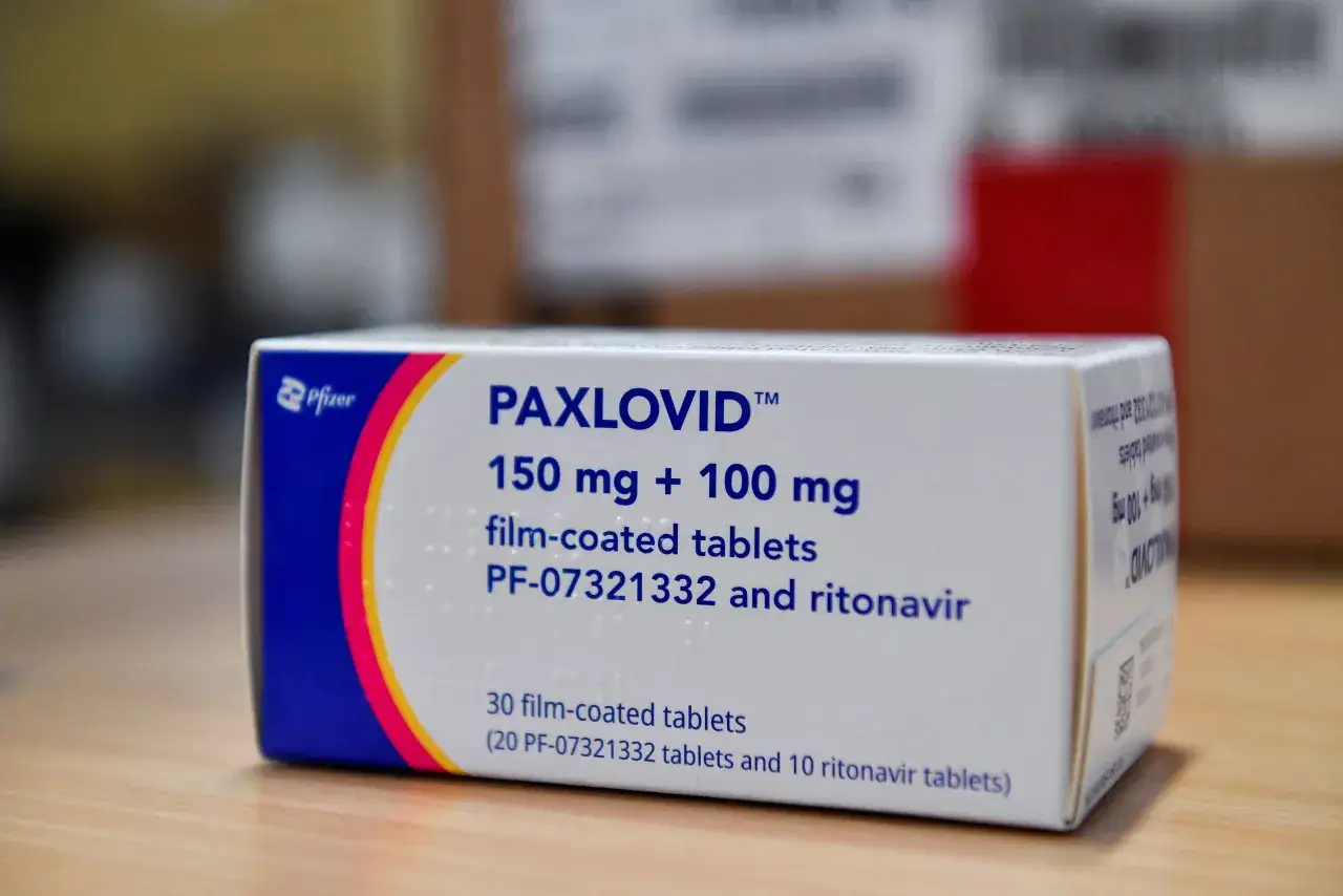 Opakowanie leku Paxlovid lub Molnupirawir
