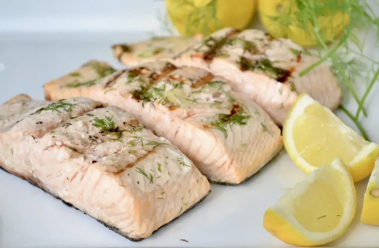 Grillad lax med dill och citron, perfekt för ett enkelt grilla fisk recept.