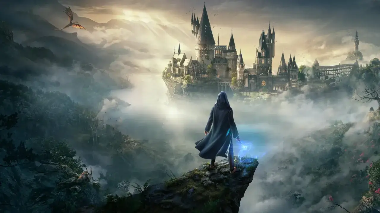 Un mago con t&uacute;nica y varita brillante se alza sobre un acantilado, contemplando el castillo de Hogwarts y un drag&oacute;n en el cielo. &iexcl;Una aventura &eacute;pica te espera en Hogwarts Legacy DLC!