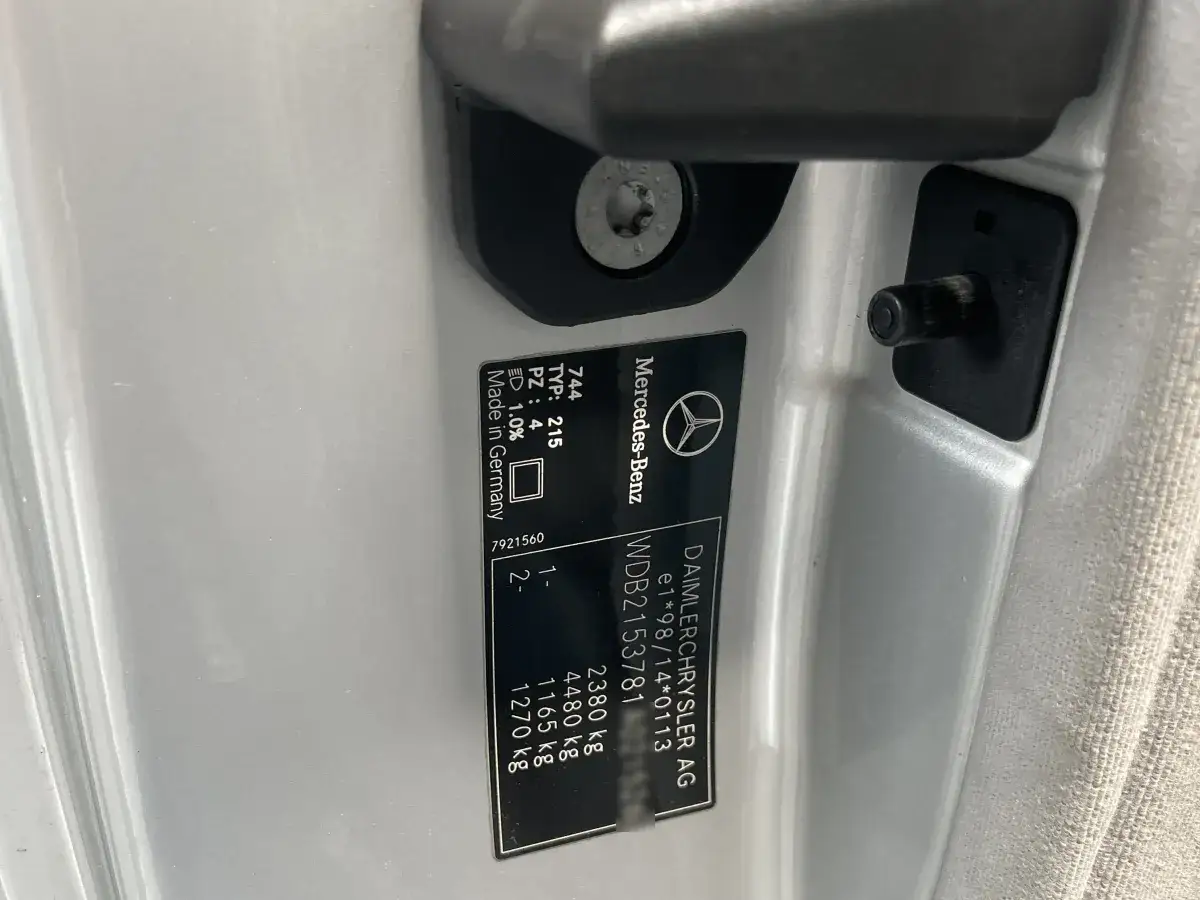 Tabliczka znamionowa pojazdu Mercedes-Benz, model c205, z danymi technicznymi i numerem VIN.