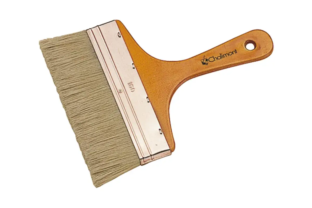 Un spalter large aux poils clairs et un manche en bois. Il est idéal pour peindre de grandes surfaces, contrairement à un pinceau fin.