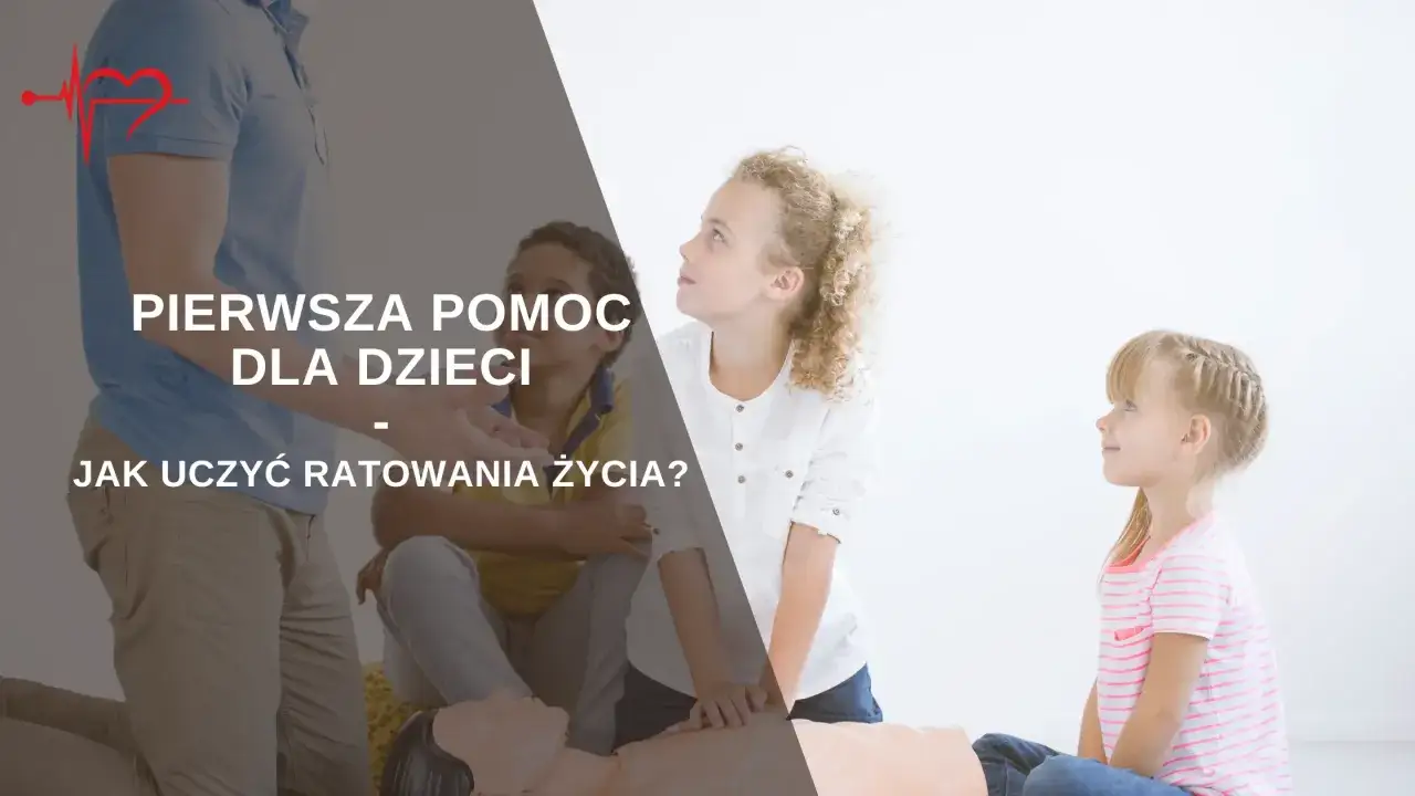 Dzieci uczą się pierwszej pomocy u dzieci. Instruktor pokazuje, jak ratować życie na fantomie.