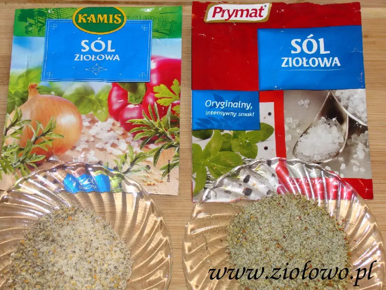 Dwie paczki soli ziołowej Kamisu i Prymatu, z których wysypano przyprawę na talerzyki. Idealne do przygotowania domowego przepisu na maggi w płynie.