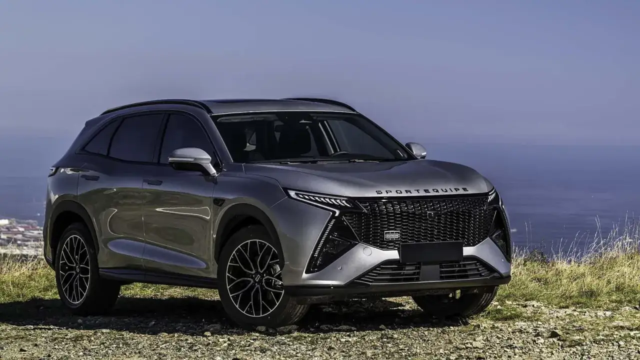 SUV grigio parcheggiato su strada sterrata con vista mare. Valutare il costo impianto gpl per un'auto cos&igrave;.