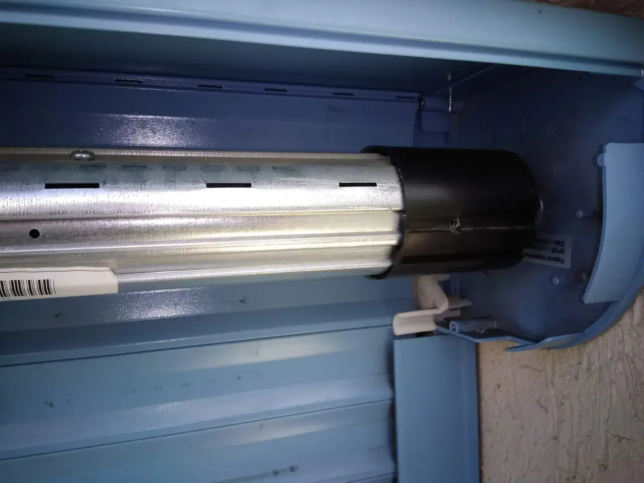 Détail du tube de volet roulant et de son moteur, étape clé pour savoir comment démonter un moteur de volet roulant.