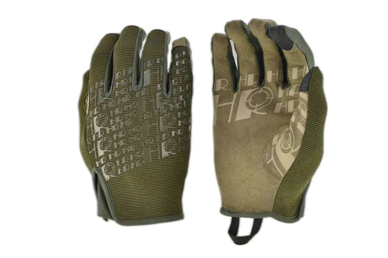 Par de guantes t&aacute;cticos verdes con patr&oacute;n de logo repetido en la palma y dise&ntilde;o de objetivo en el dorso.