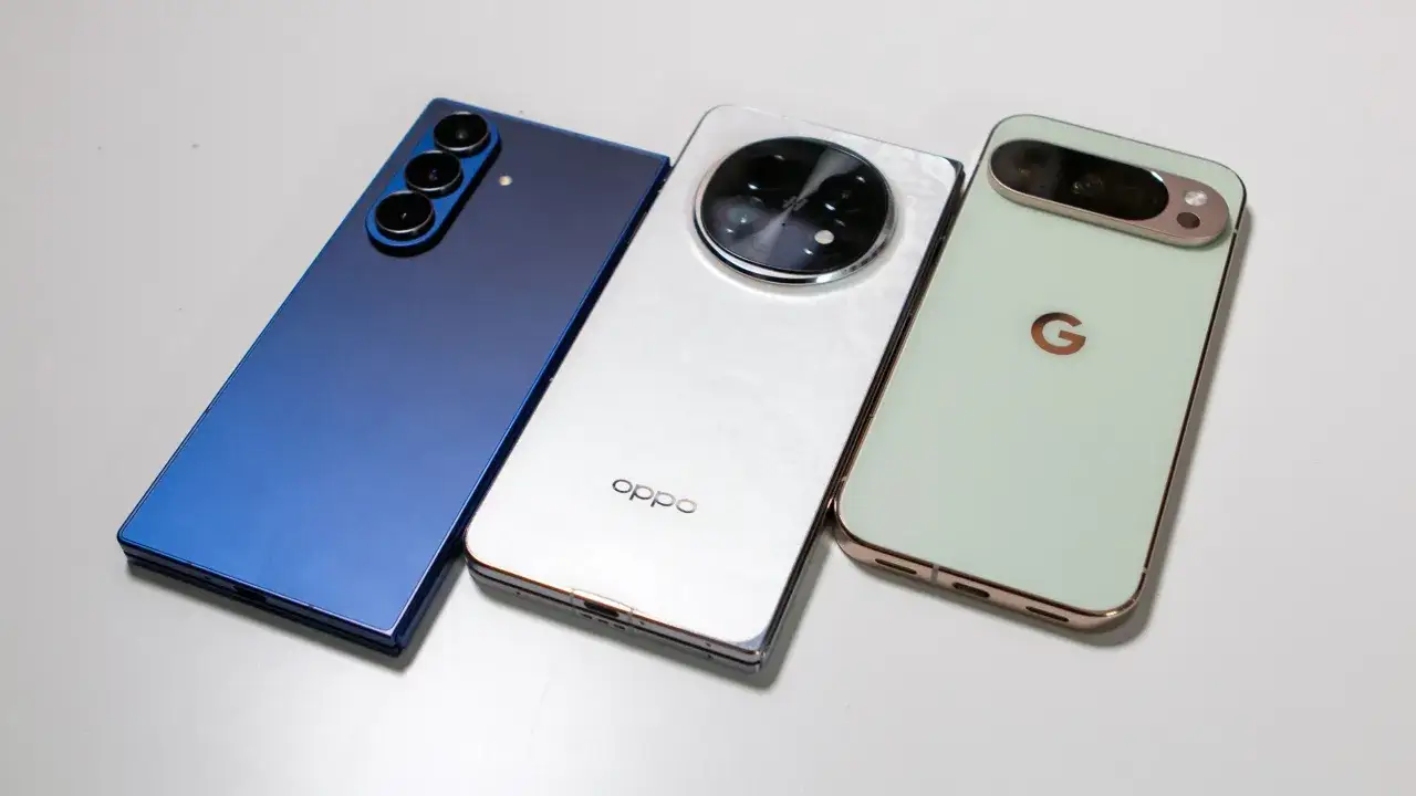 Trzy smartfony: niebieski, biały z logo OPPO i miętowy z logo Google. Idealne, najbardziej opłacalne telefony do 2500 zł.