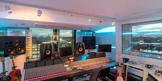 nhow Berlin Gitarren Zimmerservice Tonstudio