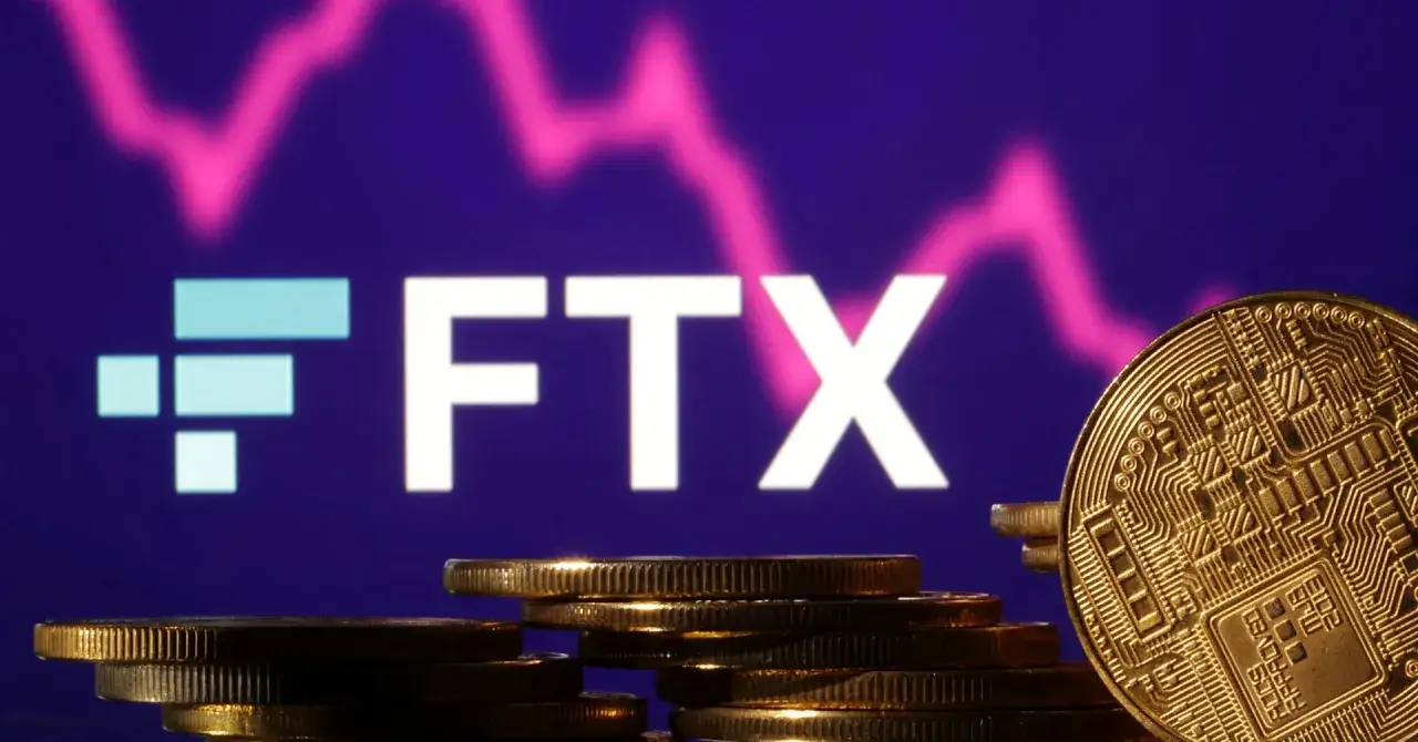 Guldmynt framf&ouml;r FTX-logotypen och en fallande graf. FTX-aggregat vind.